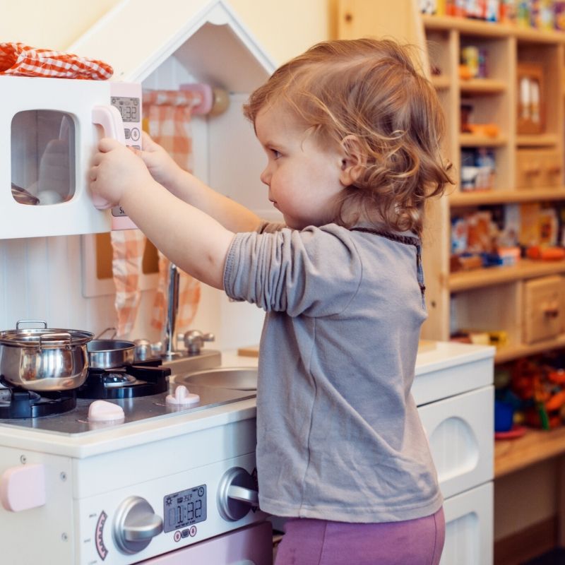 Encourage Imaginative play with the best play kitchens for kids! They will have a BLAST playing with these kitchens and will be so happy. #kids #play #playkitchen #toys #imaginativeplay #breagettingfit