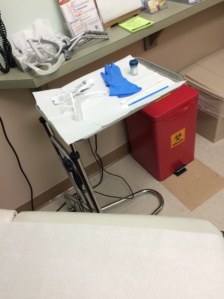 Foldable Gynecological Examination Table With Stirrups 