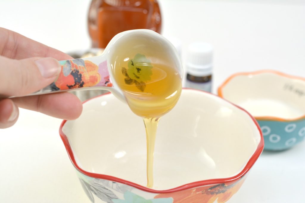 DIY Oatmeal Mask with Honey To Soothe Dry Skin