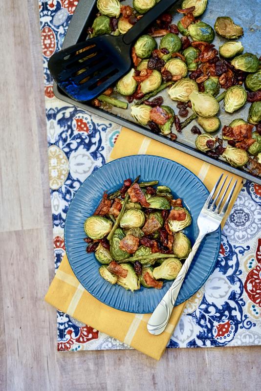 ROASTED BRUSSELS SPROUTS & ASPARAGUS WITH BACON & PECANS - These Roasted Brussels Sprouts & Asparagus with Bacon & Pecans is the perfect potluck side dish! It goes with most of your meals and tastes amazing.  #side #brusselsprouts #easy #dinner #holiday #breagettingfit
